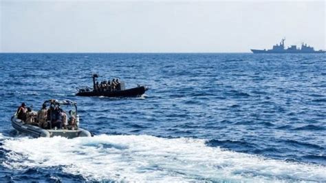 Somali açıklarında 16 mürettebatın olduğu yük gemisi kaçırıldı